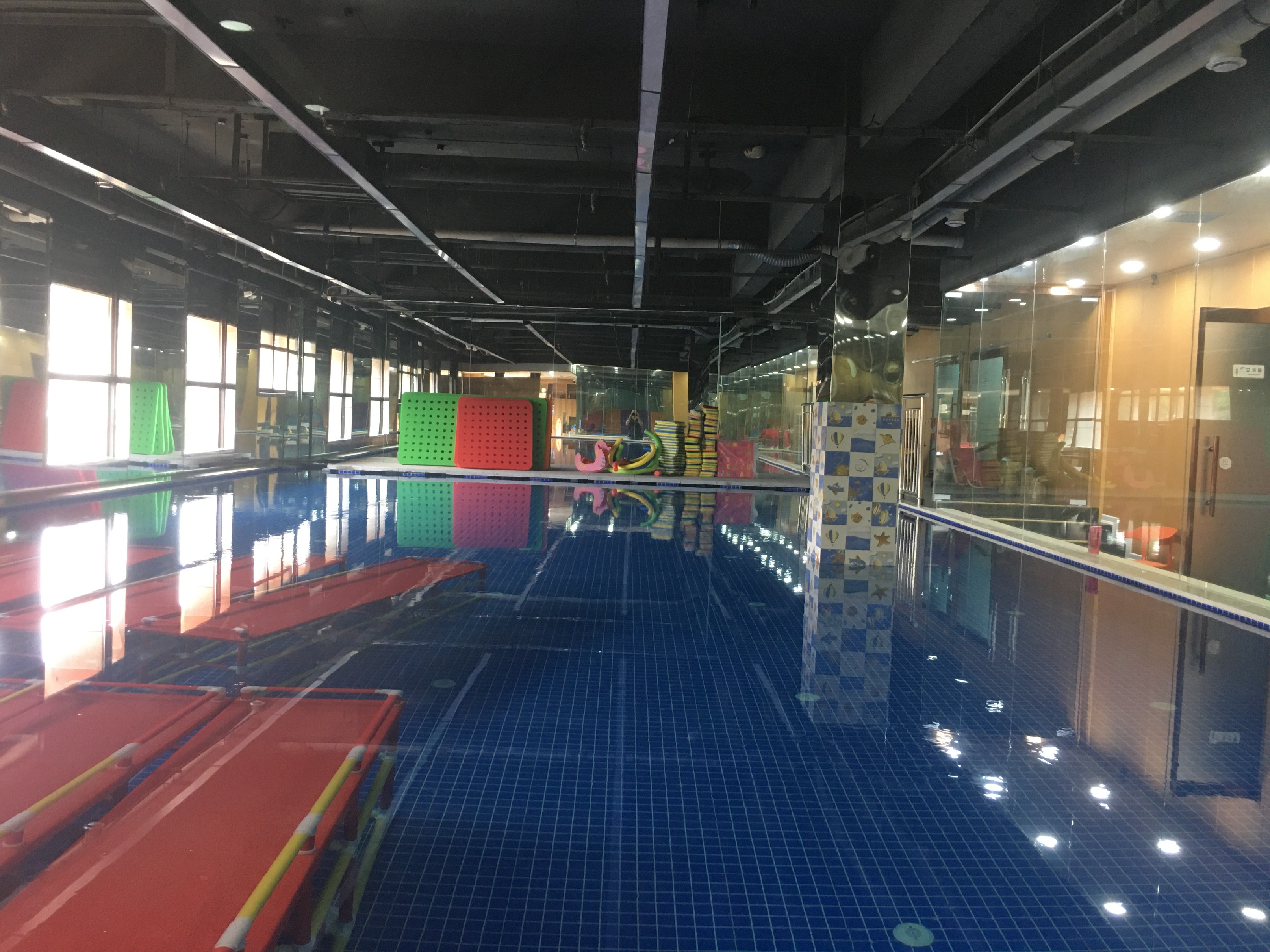 鄭州海豚泡泡青少年泳池項目